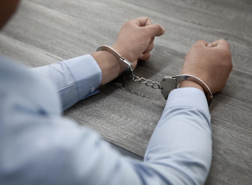 Jakie są kluczowe elementy prawne dotyczące dozoru elektronicznego w Polsce i jakie zmiany wprowadzono w ostatnich latach?